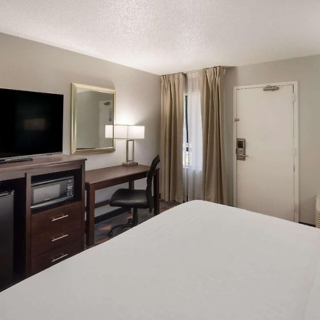 Clarion Pointe Indianapolis Northeast Hotel Castleton Exterior photo