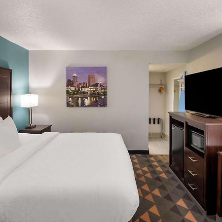 Clarion Pointe Indianapolis Northeast Hotel Castleton Exterior photo
