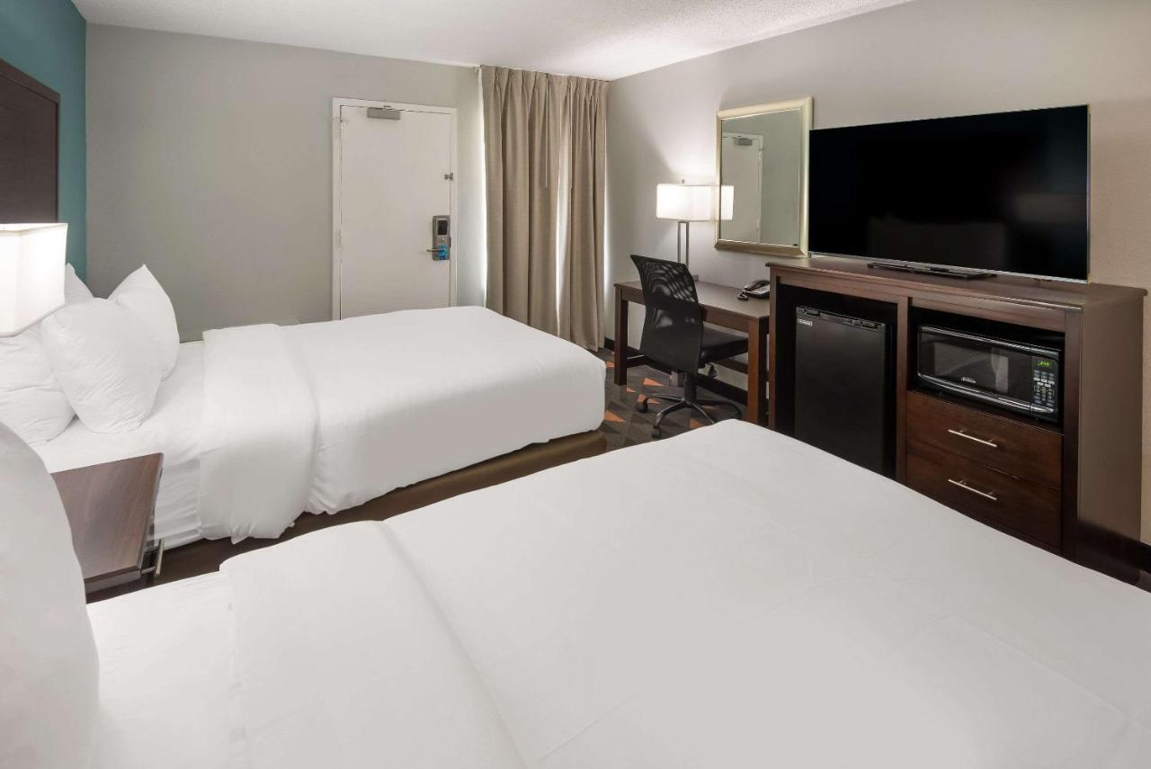 Clarion Pointe Indianapolis Northeast Hotel Castleton Exterior photo