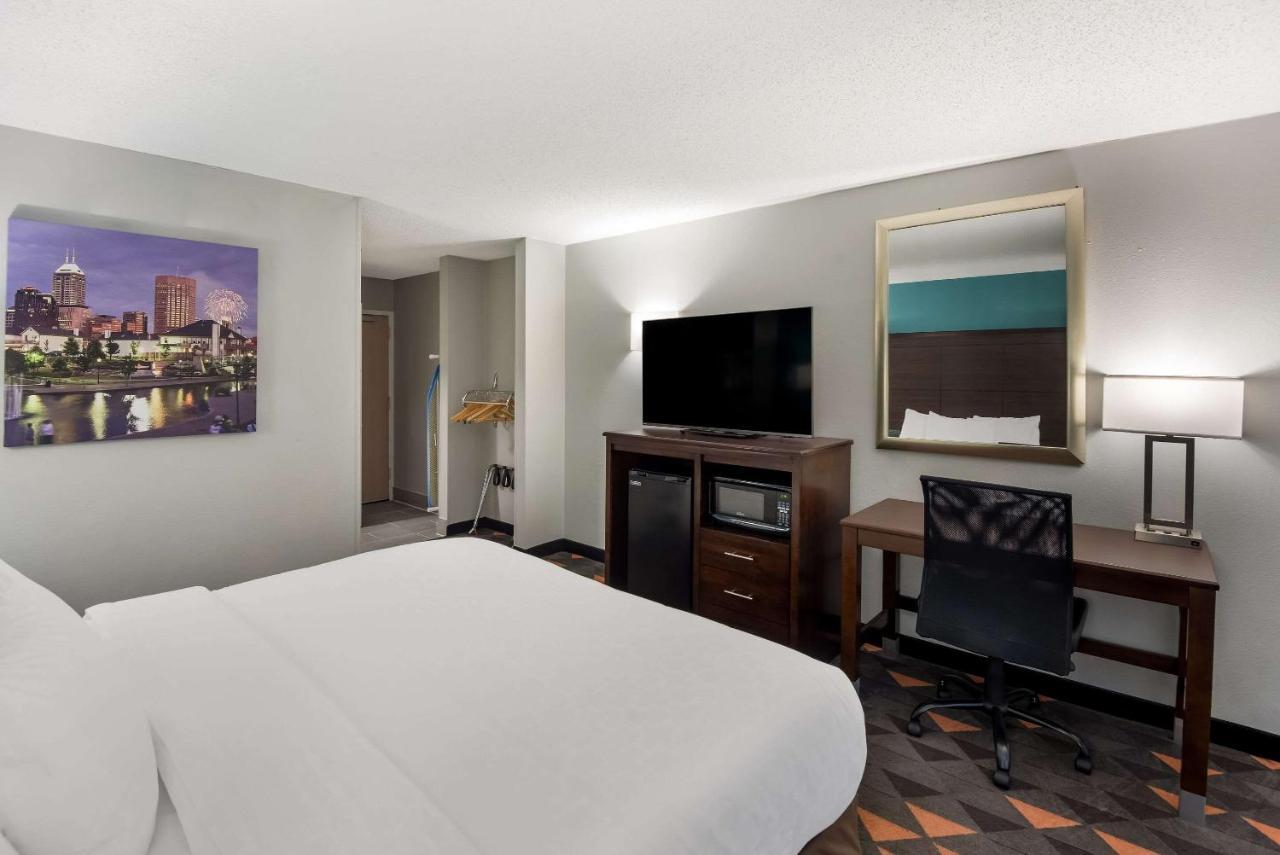 Clarion Pointe Indianapolis Northeast Hotel Castleton Exterior photo