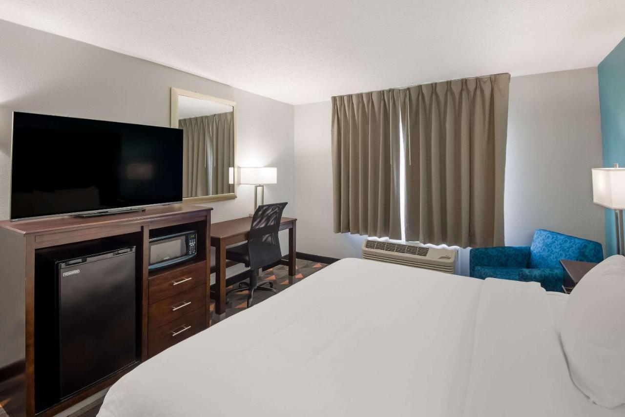 Clarion Pointe Indianapolis Northeast Hotel Castleton Exterior photo