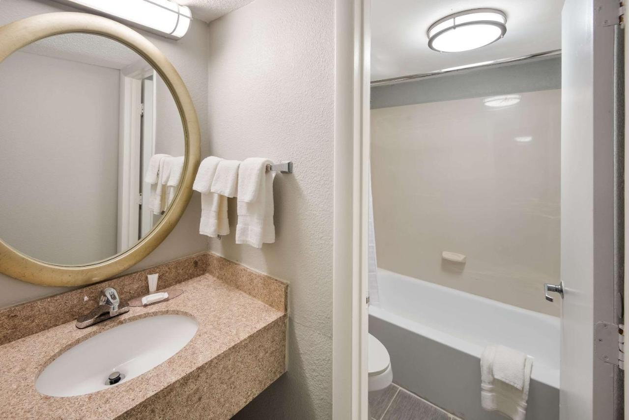 Clarion Pointe Indianapolis Northeast Hotel Castleton Exterior photo