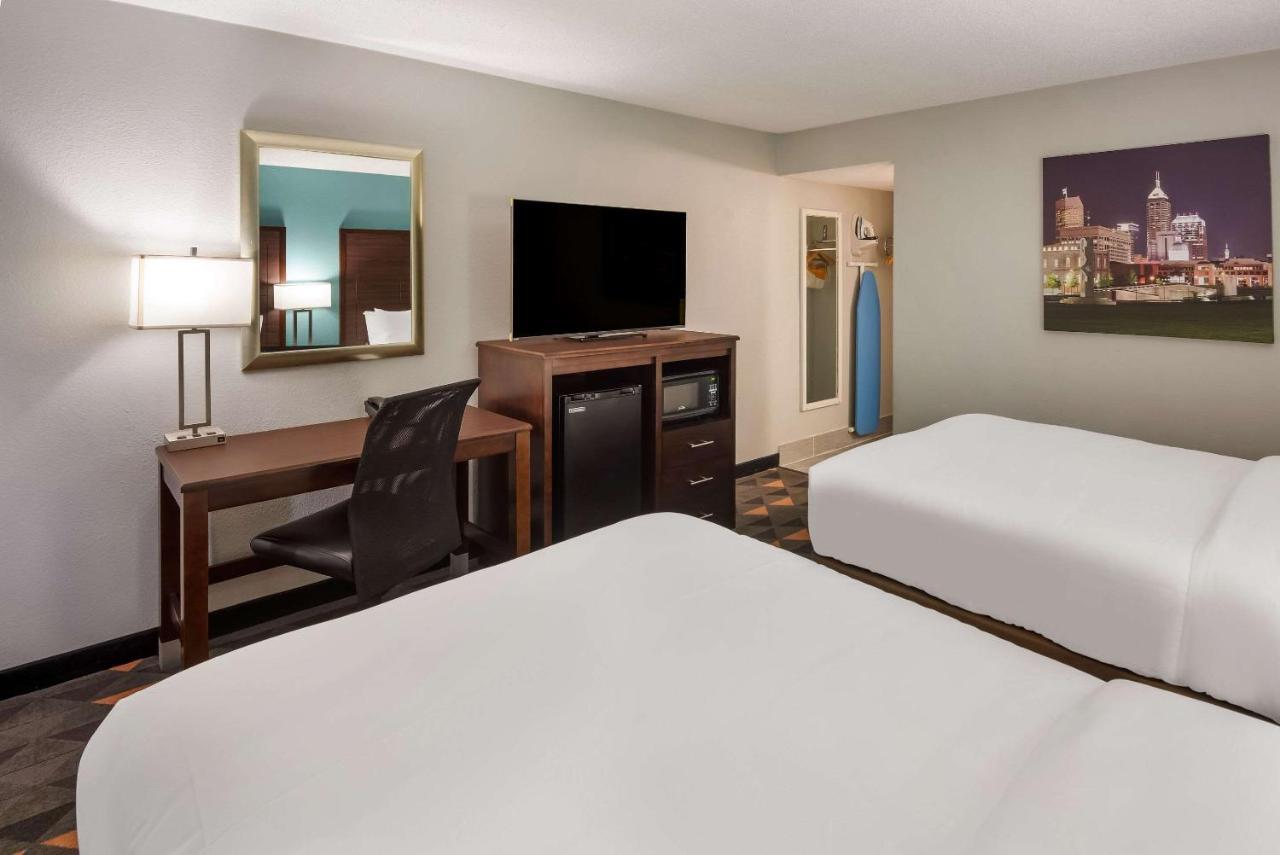 Clarion Pointe Indianapolis Northeast Hotel Castleton Exterior photo