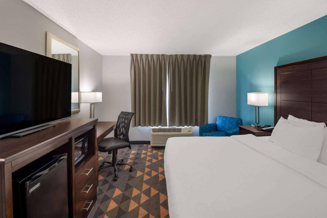 Clarion Pointe Indianapolis Northeast Hotel Castleton Exterior photo