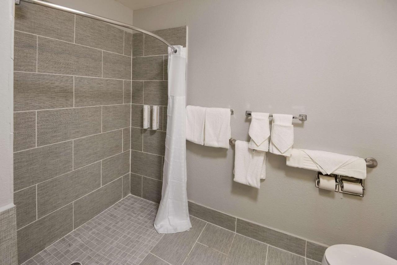 Clarion Pointe Indianapolis Northeast Hotel Castleton Exterior photo
