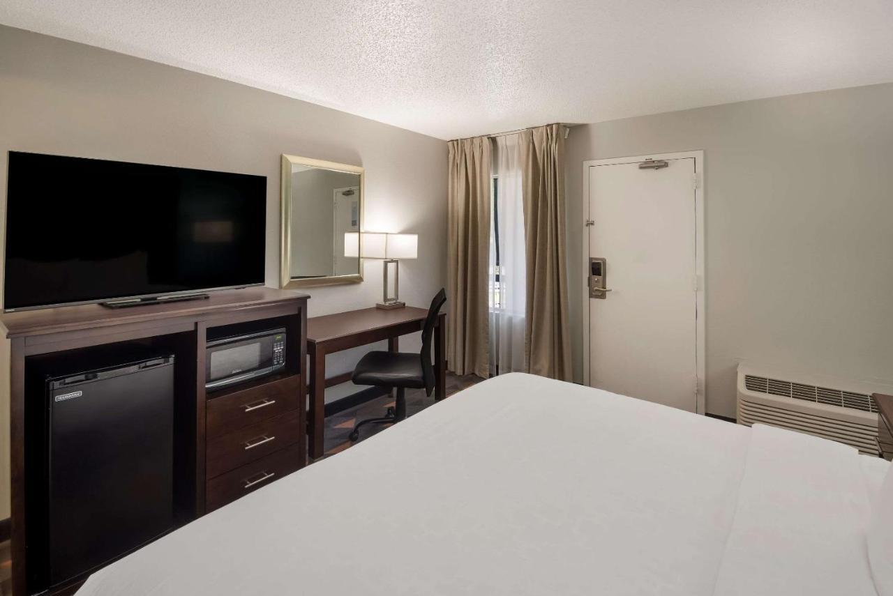Clarion Pointe Indianapolis Northeast Hotel Castleton Exterior photo