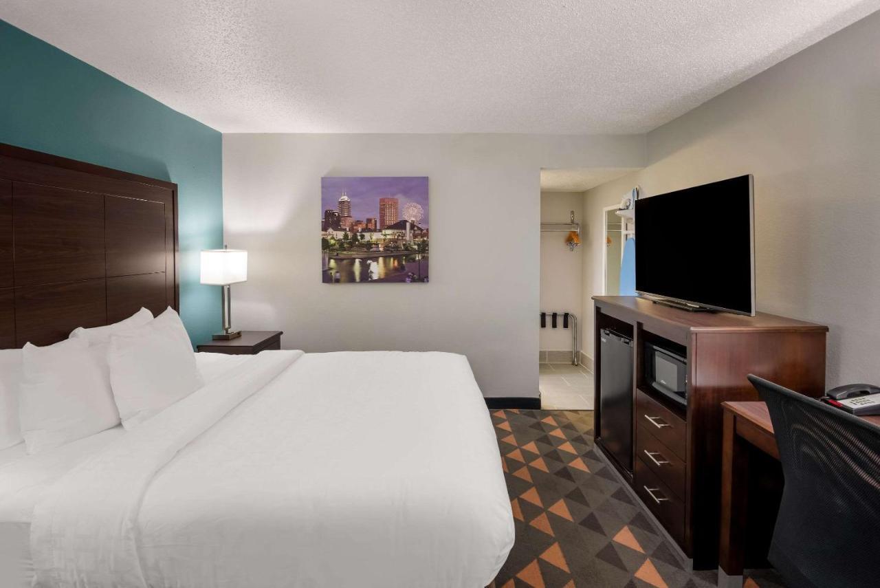 Clarion Pointe Indianapolis Northeast Hotel Castleton Exterior photo