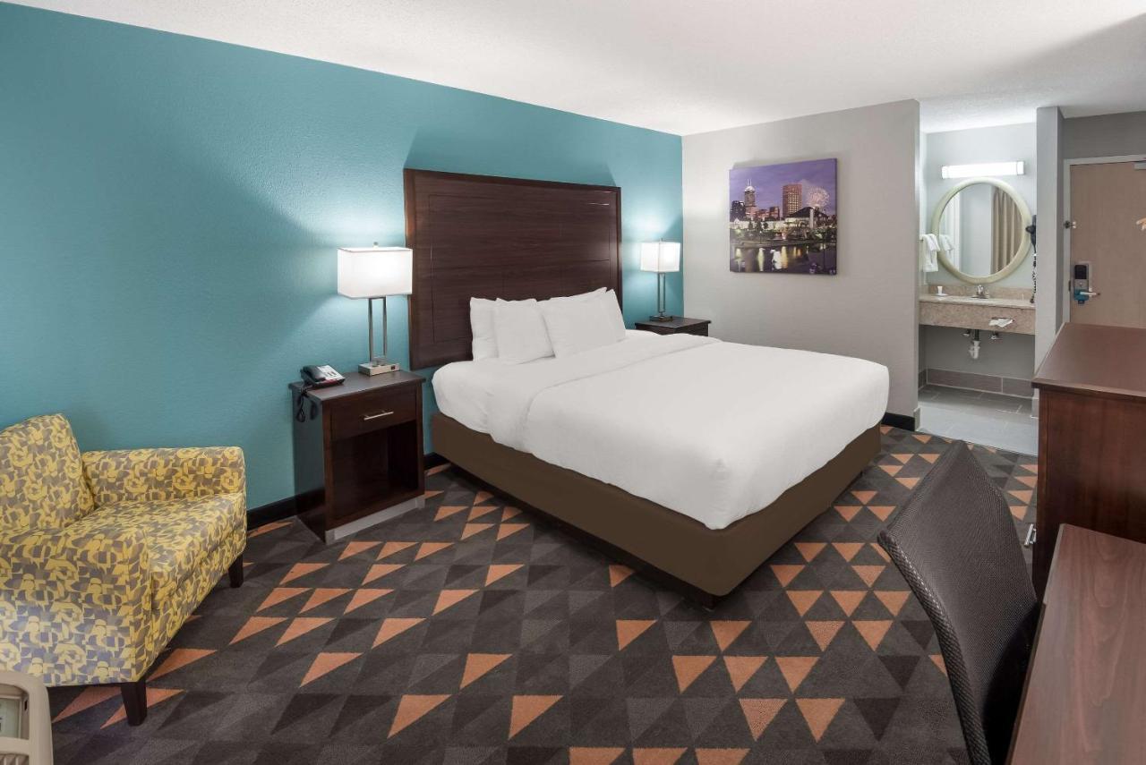 Clarion Pointe Indianapolis Northeast Hotel Castleton Exterior photo