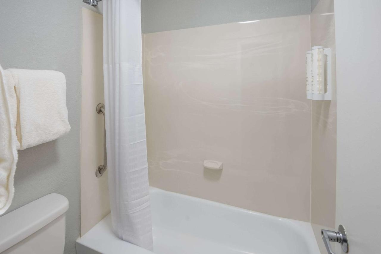 Clarion Pointe Indianapolis Northeast Hotel Castleton Exterior photo