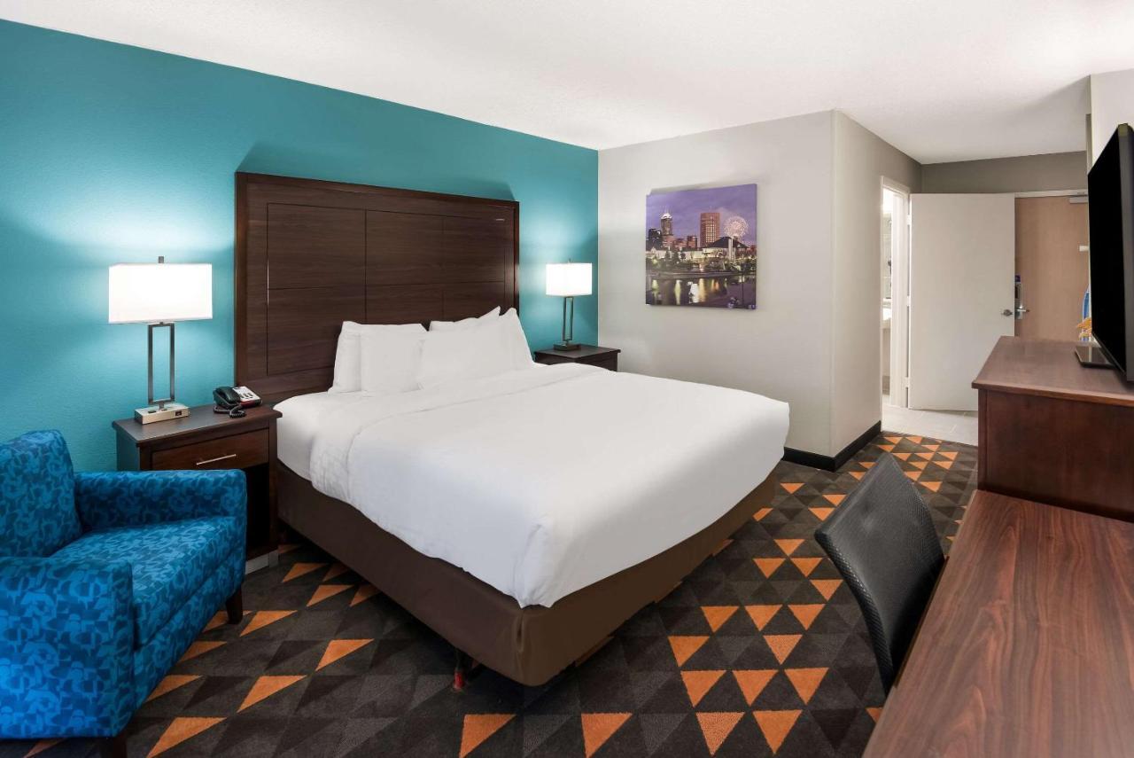 Clarion Pointe Indianapolis Northeast Hotel Castleton Exterior photo