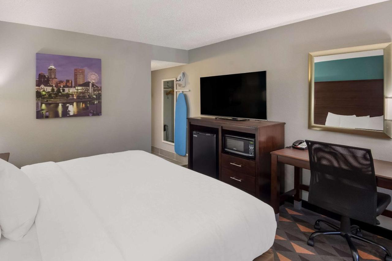 Clarion Pointe Indianapolis Northeast Hotel Castleton Exterior photo
