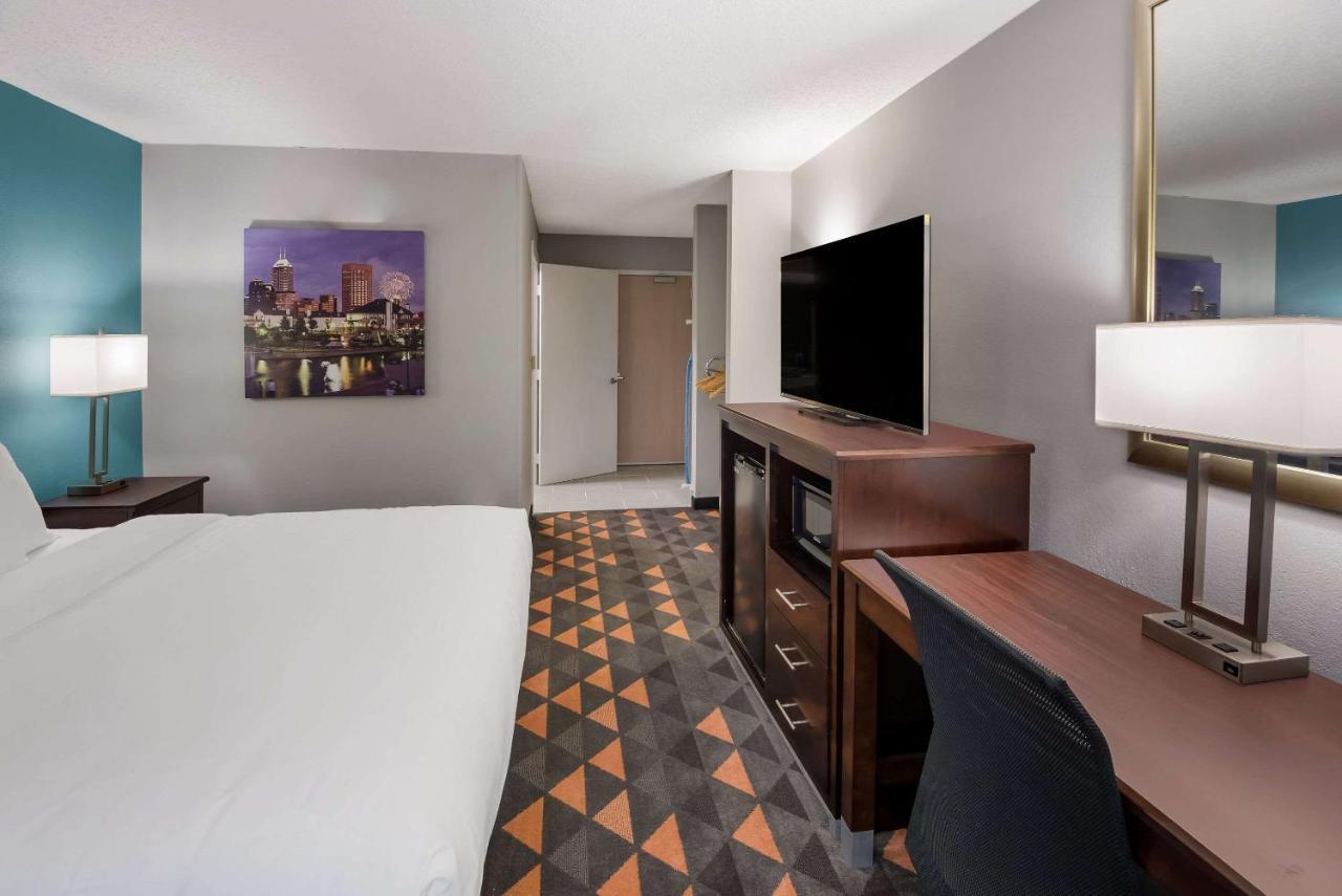 Clarion Pointe Indianapolis Northeast Hotel Castleton Exterior photo