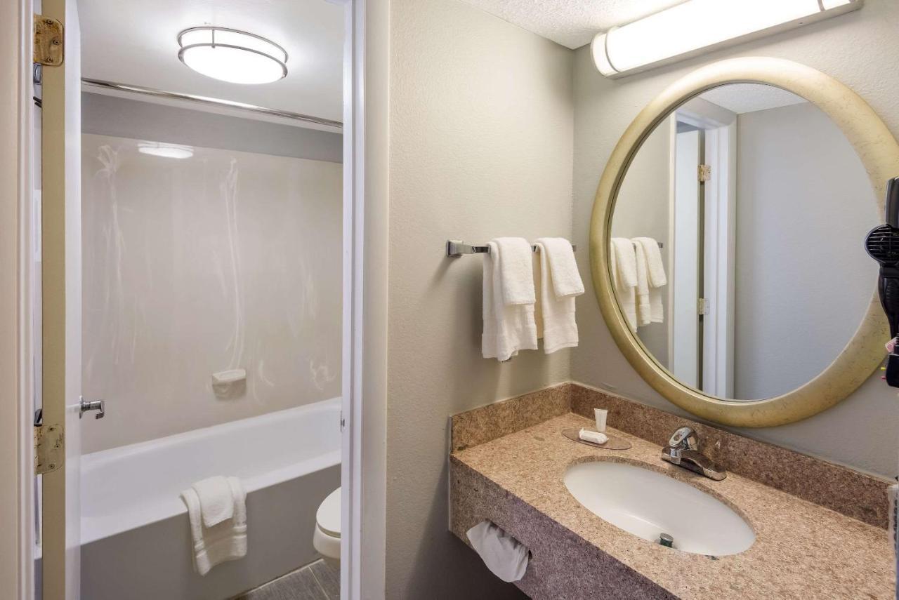 Clarion Pointe Indianapolis Northeast Hotel Castleton Exterior photo