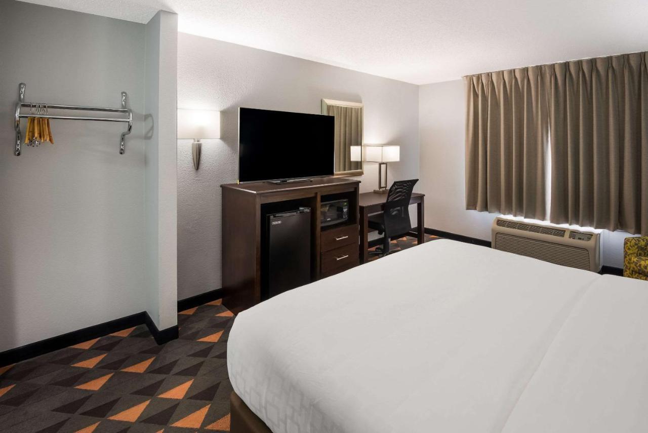 Clarion Pointe Indianapolis Northeast Hotel Castleton Exterior photo