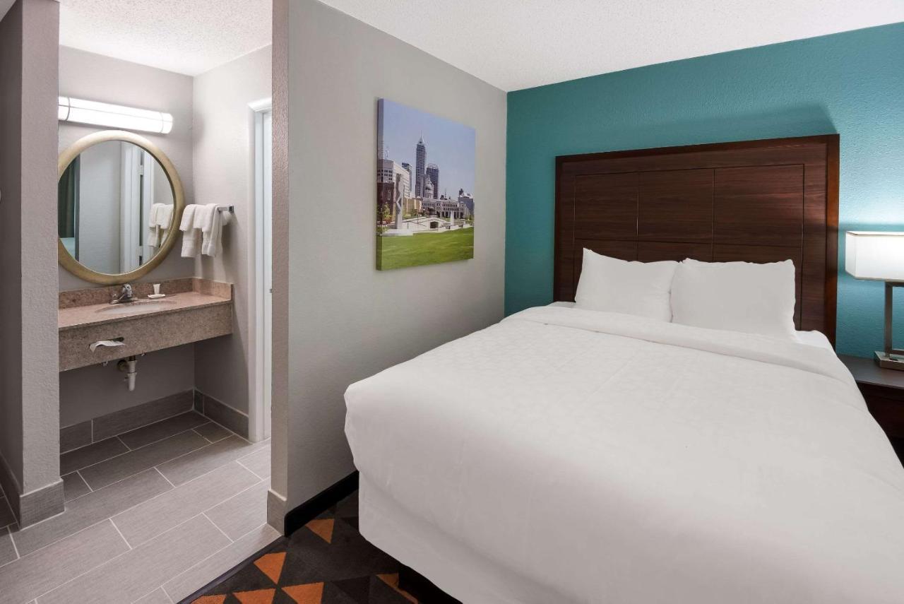 Clarion Pointe Indianapolis Northeast Hotel Castleton Exterior photo