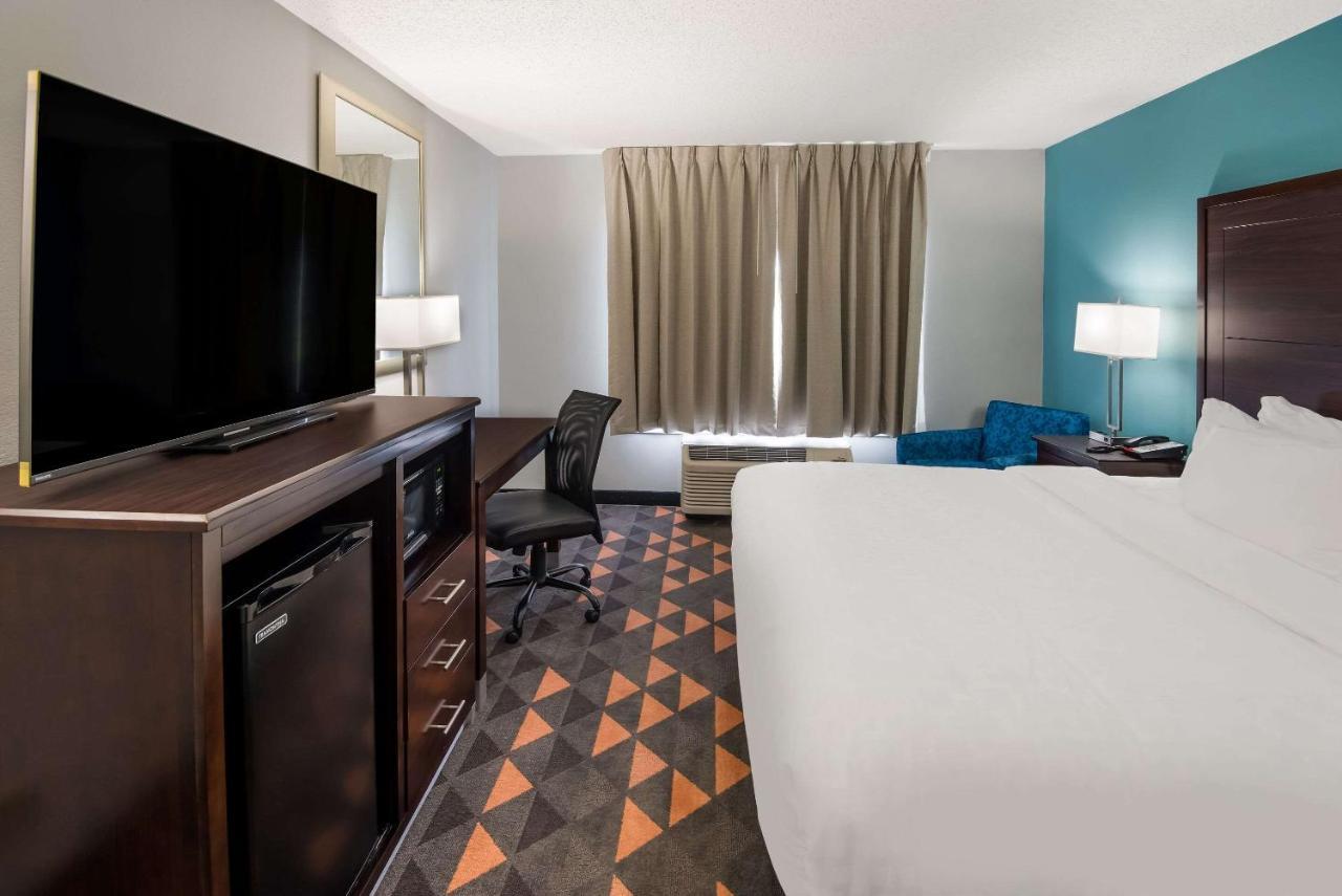 Clarion Pointe Indianapolis Northeast Hotel Castleton Exterior photo