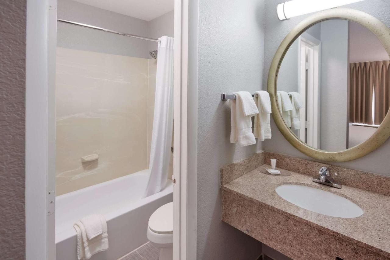 Clarion Pointe Indianapolis Northeast Hotel Castleton Exterior photo