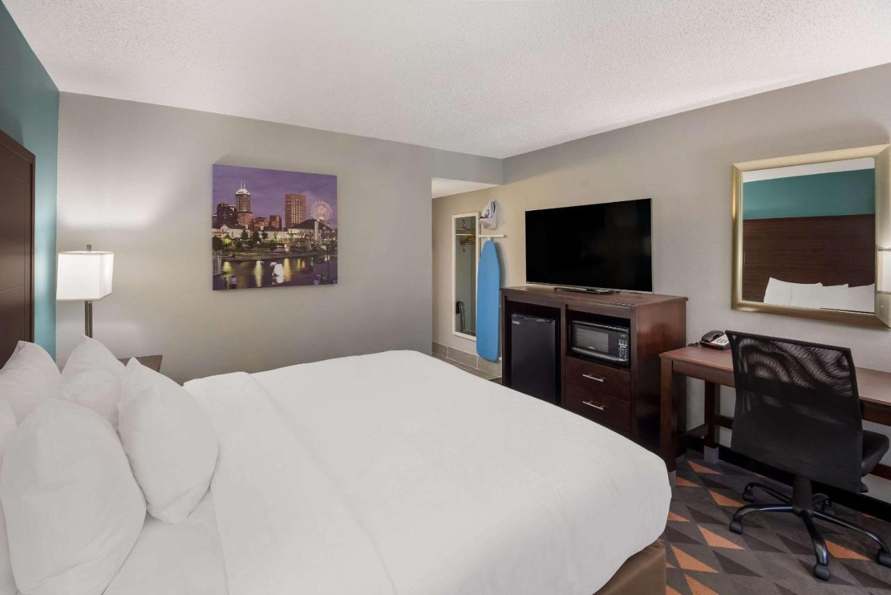 Clarion Pointe Indianapolis Northeast Hotel Castleton Exterior photo