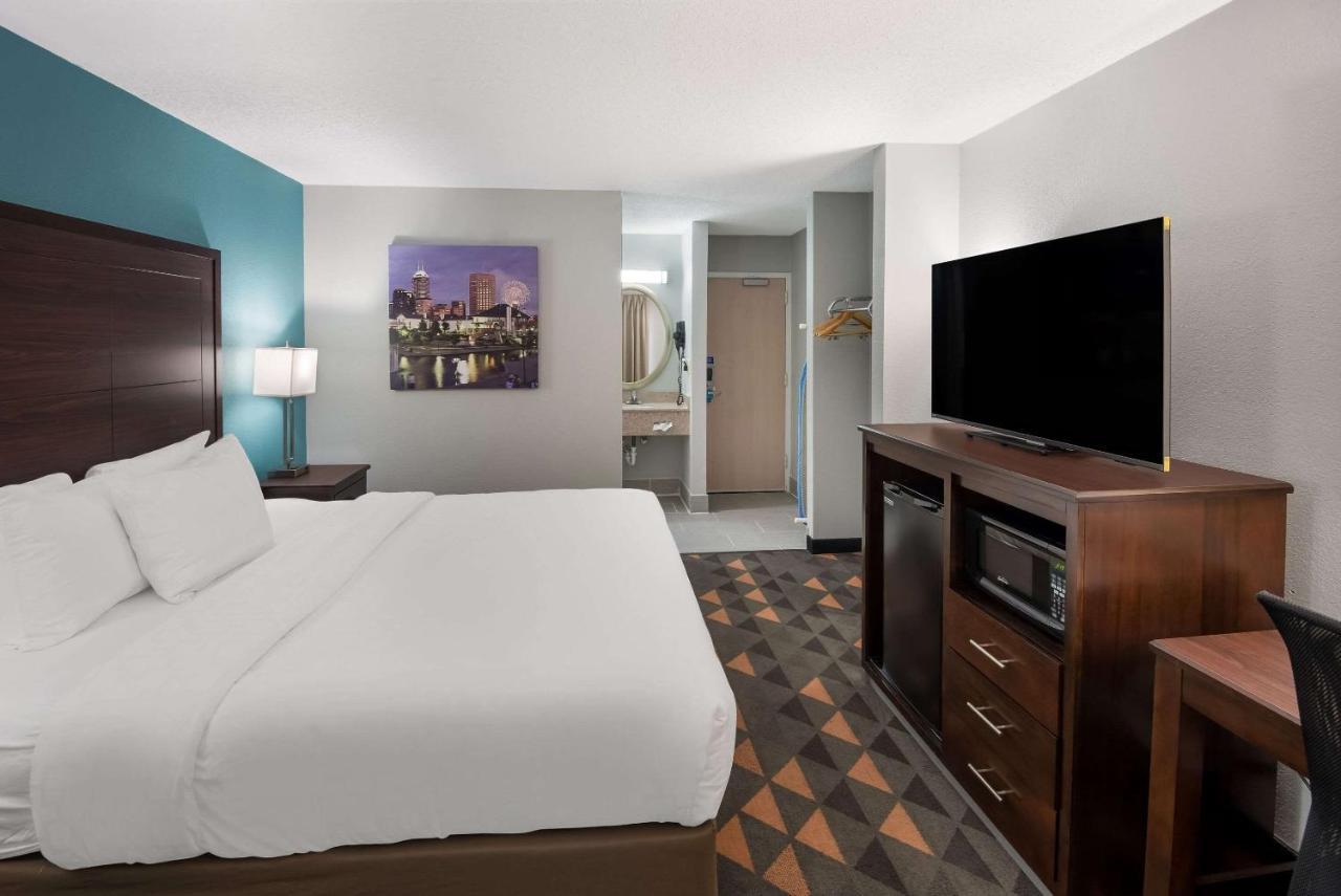 Clarion Pointe Indianapolis Northeast Hotel Castleton Exterior photo