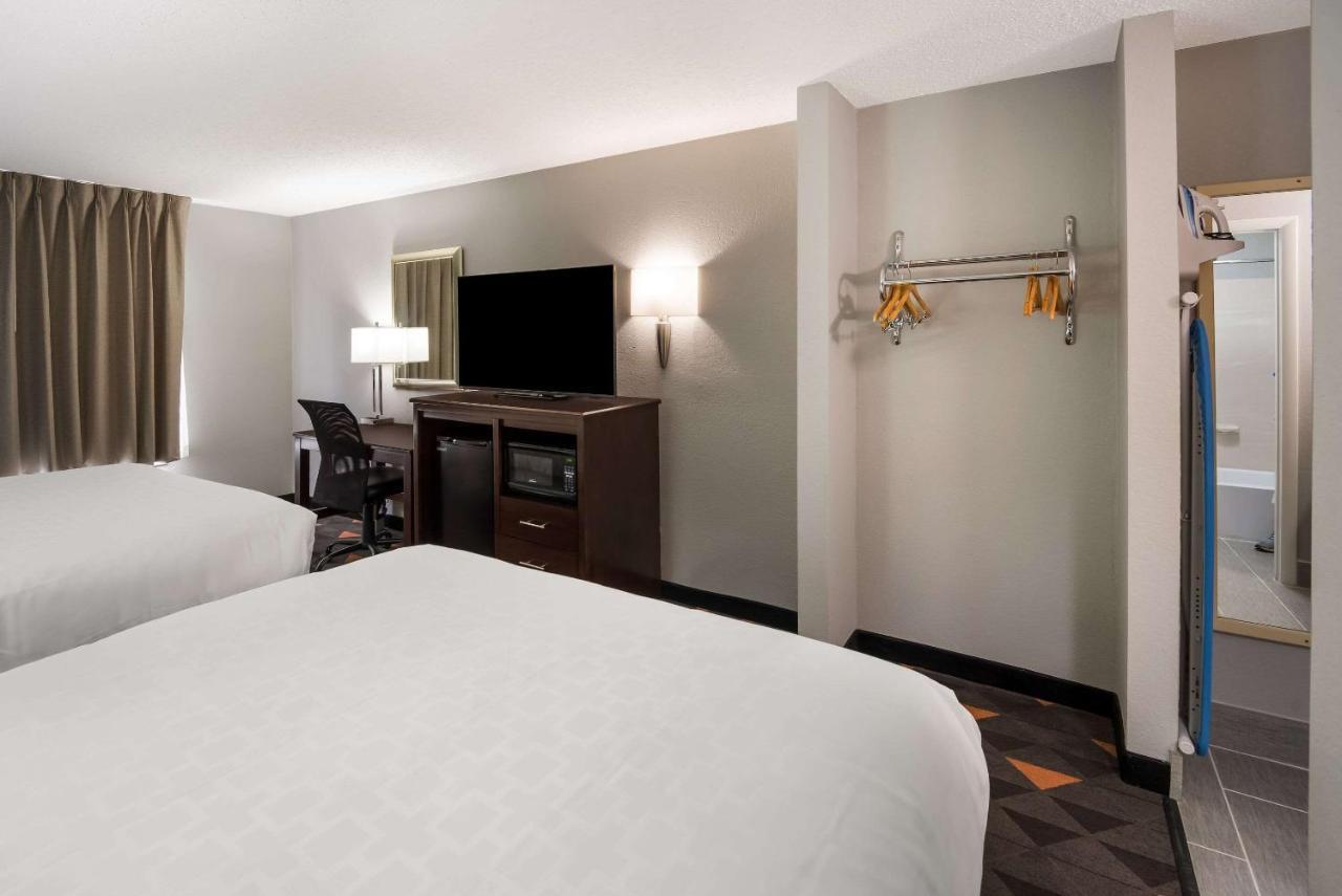 Clarion Pointe Indianapolis Northeast Hotel Castleton Exterior photo