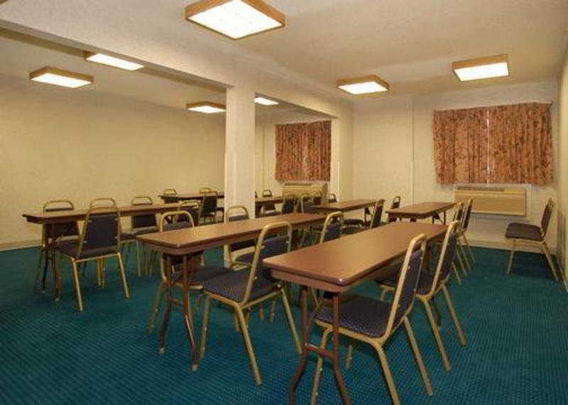 Clarion Pointe Indianapolis Northeast Hotel Castleton Exterior photo