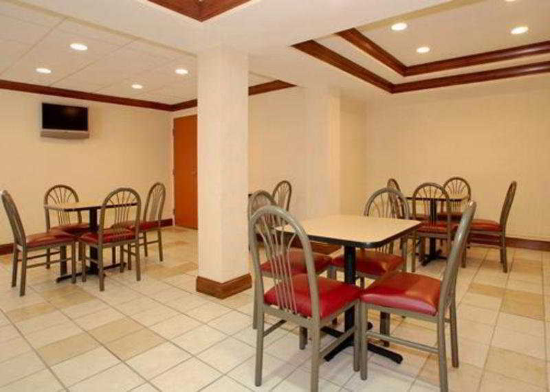 Clarion Pointe Indianapolis Northeast Hotel Castleton Exterior photo
